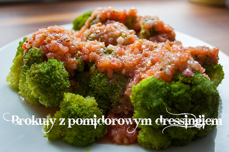 Brokuły z pomidorowym dressingiem